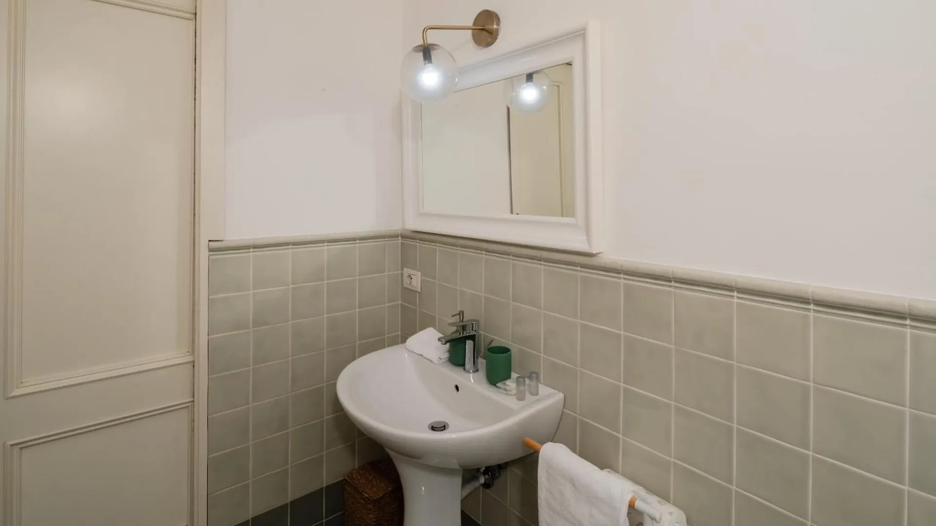 2 Bedrooms Flat Near The Colosseum Rome Italy